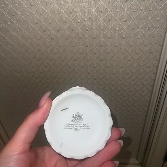 Precious Moments Figurine "Growing In Grace Age 2” - Picture 3 of 4